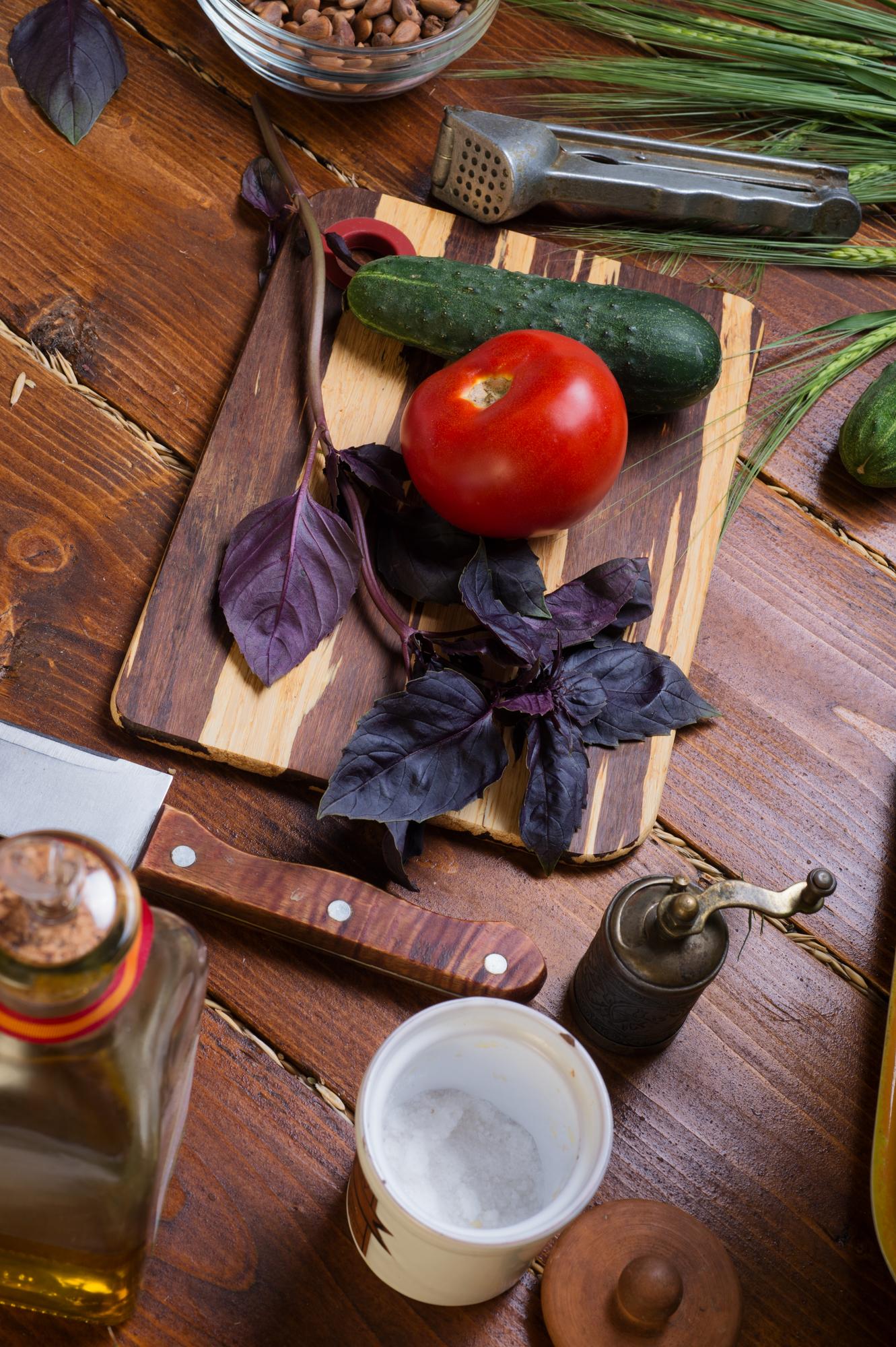Tavola con ingredienti locali e utensili
